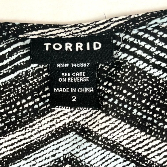 TORRID Women’s V Neck Sleeveless Chevron Georgette Hi-Lo Black Tank Size 2 - Picture 3 of 10